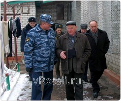 Начальник ИК-2 Дмитрий Федоринов (в форме) показывает колонию членам Общественной Наблюдательной комиссии