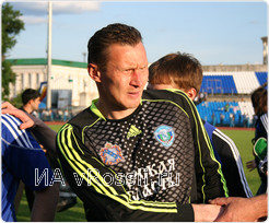 Второй раз не удается спасти ворота команды курскому вратарю Валерию Чижову.