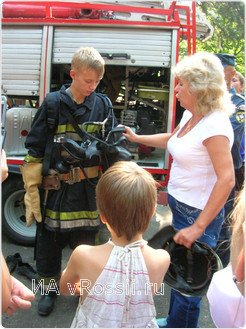 Курские ребятишки примерили форму пожарного.