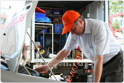 Мэр Курска Николай Овчаров лично поучаствовал в ремонте машины младшего сына-гонщика. 