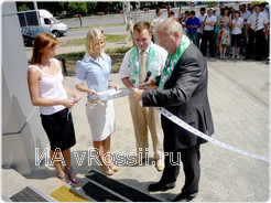 Почетная обязанность перерезания ленточки была доверена вице-мэру Липецка Ивану Кошелеву