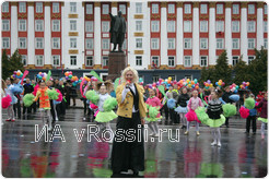 Завершило парад регионов выступление артистки курской областной филармонии Ольги Тарабаровой и юных танцоров.