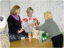Лилия Смургис вручает подарки французской гостье мадам Анни