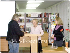 Председатель Липецкого областного краеведческого общества Александр Клоков вручает мадам Анни одну из своих книг