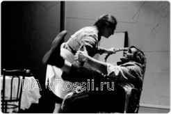 Роли в спектакле исполняют как народные и заслуженные артисты России,