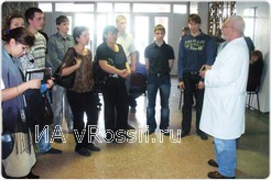 Перед процедурой добровольцы беседуют с главным врачом областной станции переливания крови