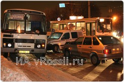 В первом ДТП пассажирский автобус избежал столкновения с легковушками.
