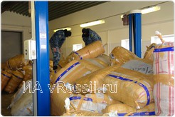 Сотрудники СОБРа Белгородской таможни выгружают контрабандный товар на склад временного хранения