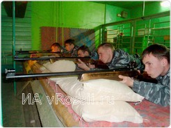 Ребята стреляли из винтовок в статичную мишень на расстоянии 50 метров