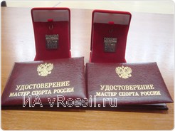 Светлана Хоркина лично вручила Елене Обердерфер и Анастасие Лычевой удостоверения 