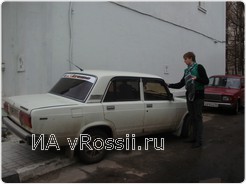 Члены актива Молодежных Советов территорий расклеивали стикеры на грязные машины