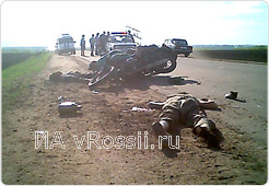 Мотоцикл настолько непонятно двигался по трассе, что водитель грузовика не успел затормозить и переехал его вместе с пассажирами.