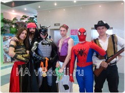 Всех участников возле лифта встречали сказочные персонажи