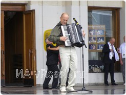 Член жюри Виктор Миронов из воронежской таможни выступил с песней,специально написанной для курского фестиваля. 